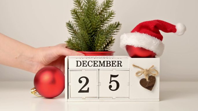 静物圣诞概念。木制日历上有12月25日的日期和装饰