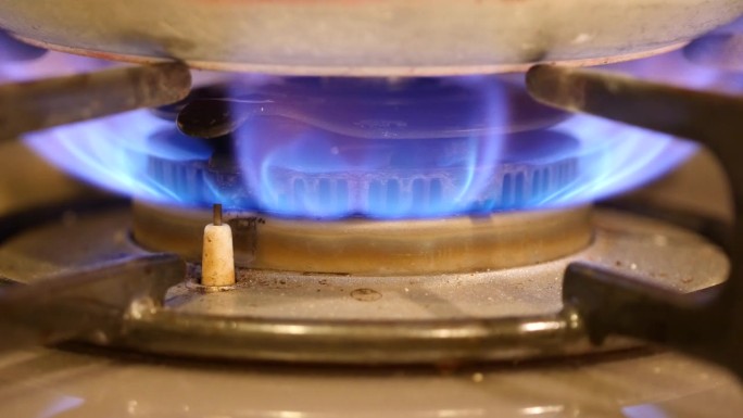 一段在厨房的煤气炉上点火的视频。