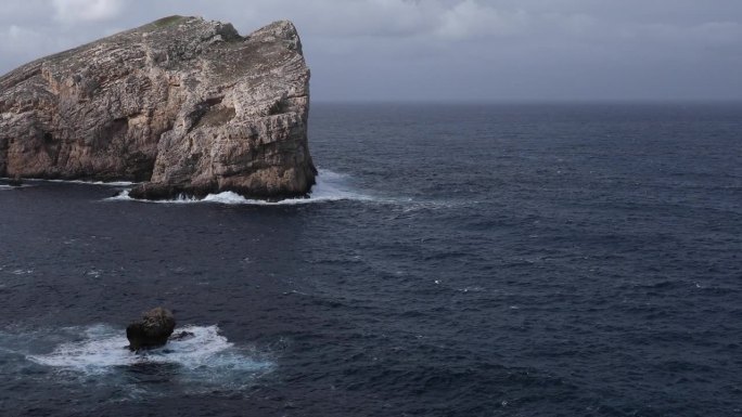 海浪冲击岩石海岸的美景