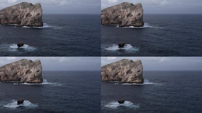 海浪冲击岩石海岸的美景