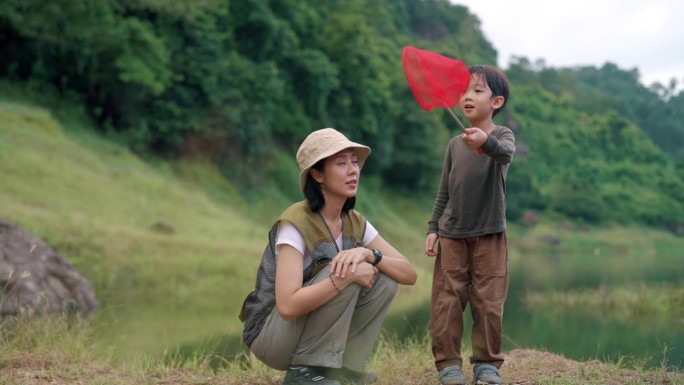 孩子在户外的教育之旅。