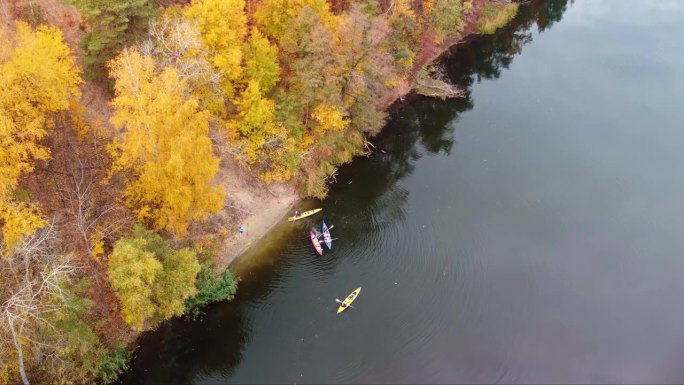 秋天的空中河有独木舟和黄色的树
