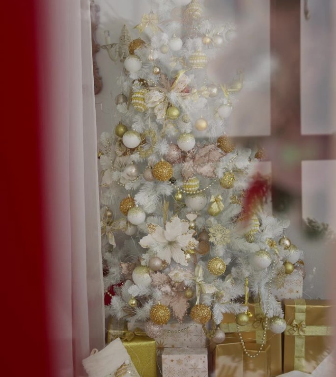 客厅里有一棵豪华的人工装饰的圣诞树
