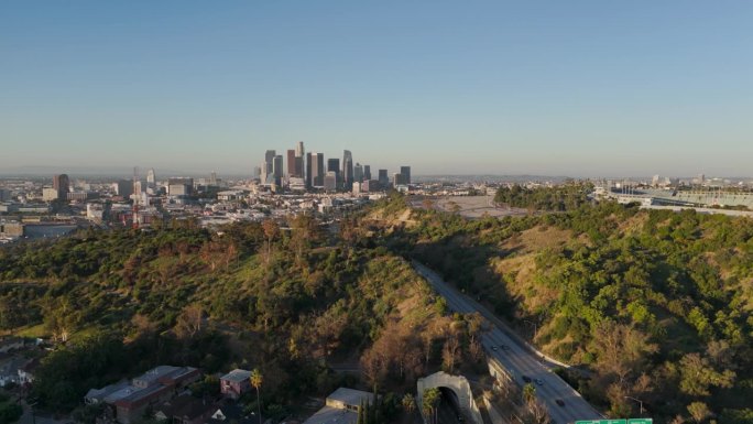 加州洛杉矶市中心直行高楼大厦两旁