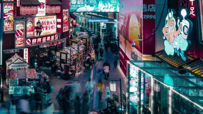 人们走在夜市街上/北京，中国