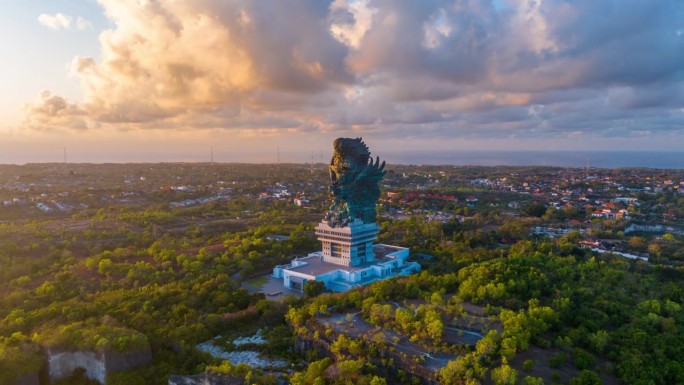 印度尼西亚巴厘岛鹰鹫威斯努肯卡纳雕像的超缩。