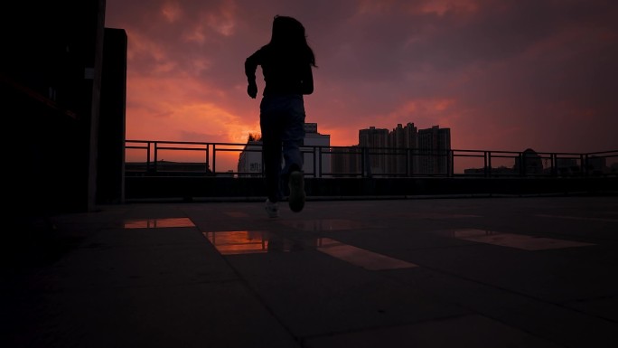 女孩城市夕阳奔跑励志拼搏追求升格运动