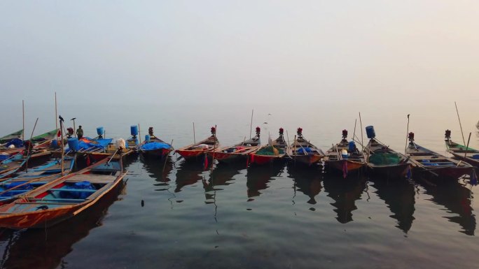 传统渔船在港内排成一排停泊