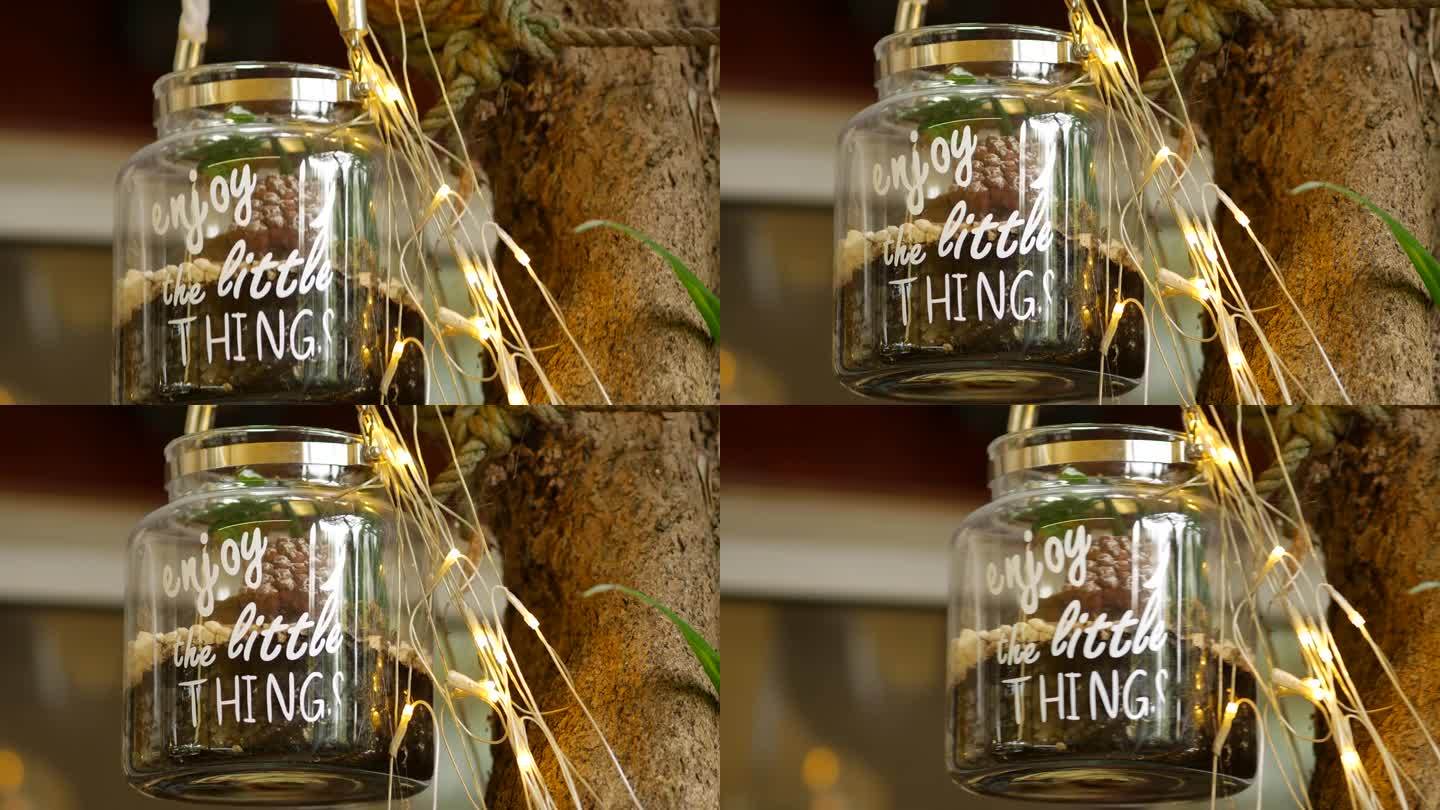 玻璃罐，文字引用享受小事情挂在树枝上的白绳。LED灯花环。万圣节的装饰，以吸引客人到餐厅。克罗地亚罗