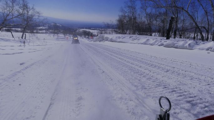 长白山雪道上驾驶雪橇车