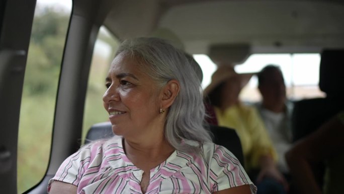 一位年长的女游客在一辆面包车里的肖像