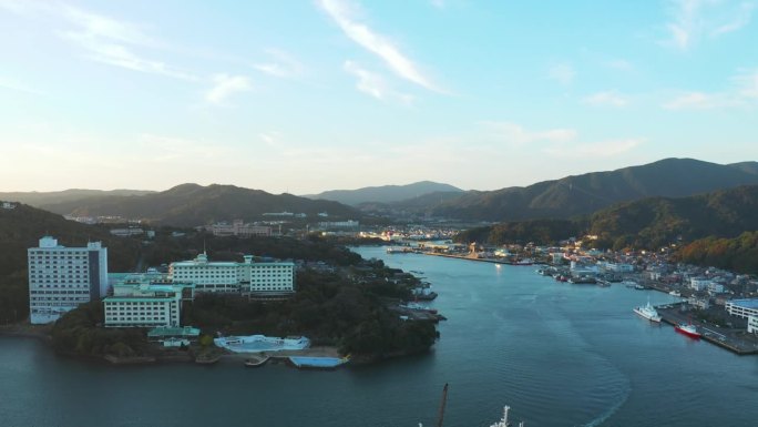 鸟羽湾，鸟瞰图显示酒店和船驶向大海在日本