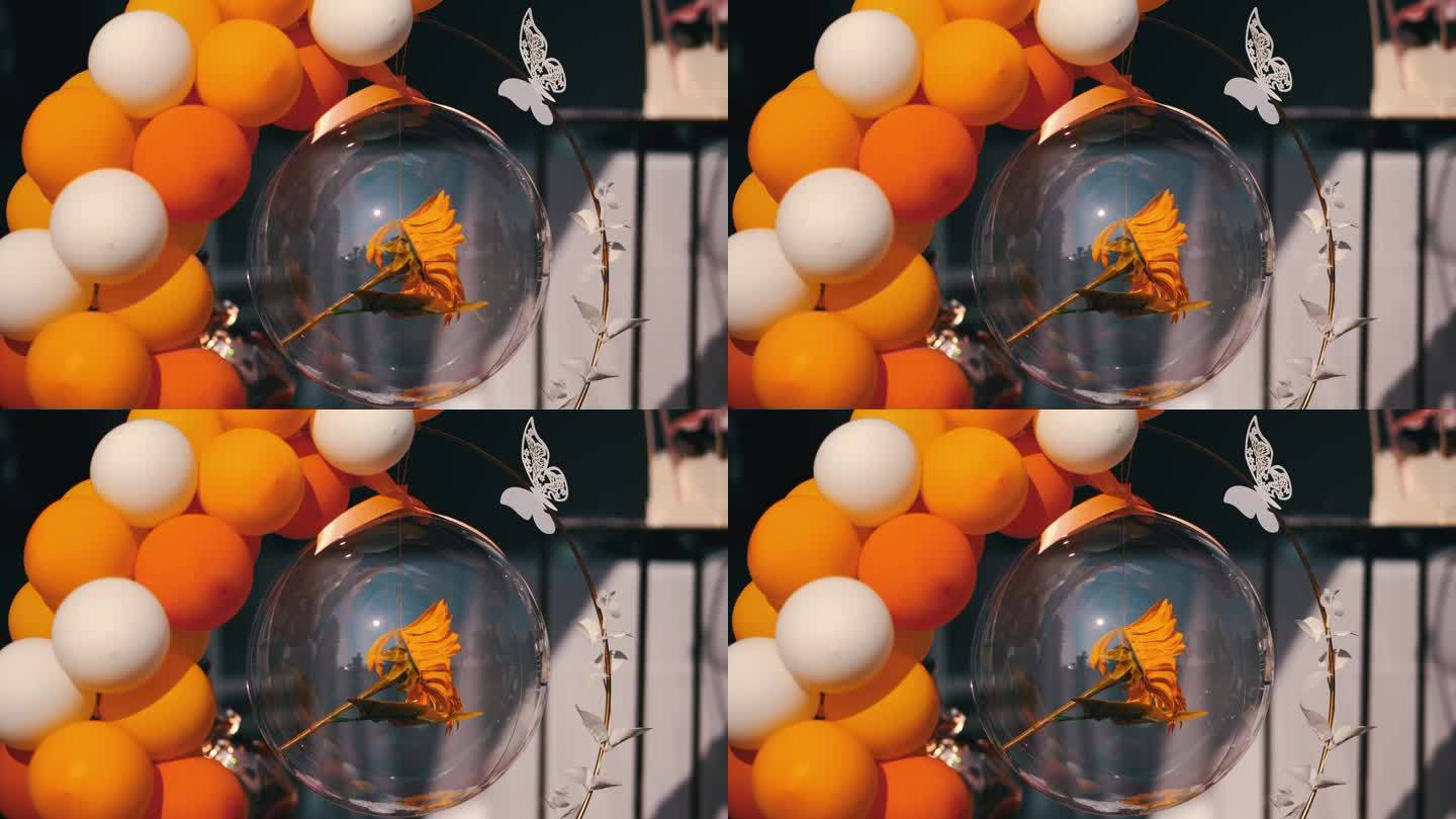 原来的婚礼装饰是用气球做成的。蝴蝶。气球里的花。橙色和白色