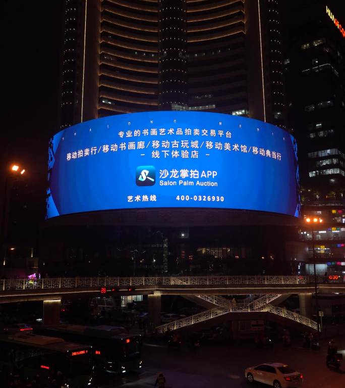 竖屏4K西安小寨天桥户外LED广告牌