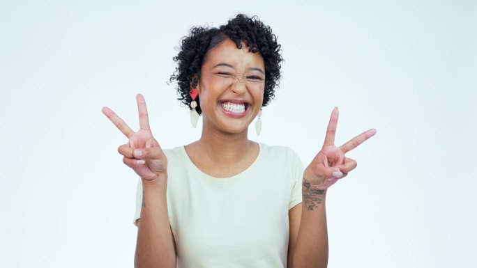 脸，微笑和女人和平的标志，支持和兴奋的白色工作室背景。肖像，人物和模型与手势，v符号或幸福与动机，表