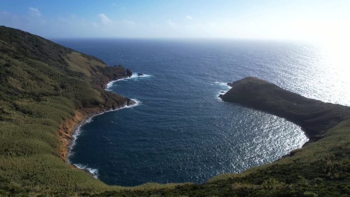 无人机接近奥尔塔蒙特达圭亚后面的8字形双海湾。Faial,亚速尔群岛