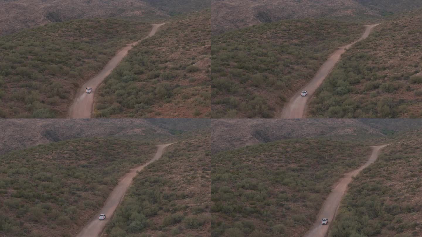 汽车驶入沙漠日落:亚利桑那州