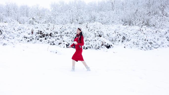 大雪后穿红裙的女人