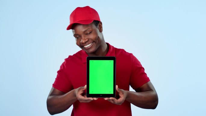 送货员，绿屏或黑人，在工作室里拿着平板电脑，让电子商务跟踪网上购物。微笑，脸或快乐的快递员谈论实物空