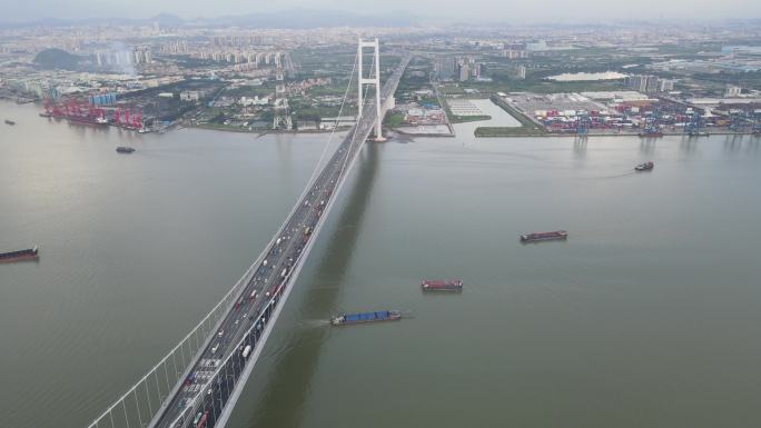 南沙大桥暴雨来临前的车流