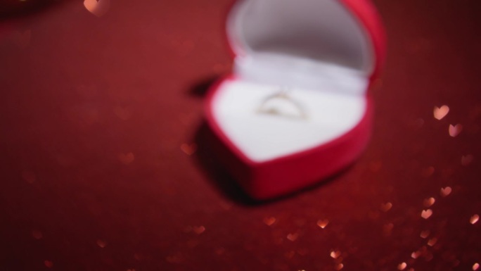 背景反射光营造魔幻光影，赋予订婚戒指超凡的光彩。背景组合与盒子的结婚戒指。象征求婚。件珠宝