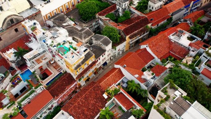 无人机俯瞰哥伦比亚卡塔赫纳历史古城的街道。旅游景点。古代文化和遗产。