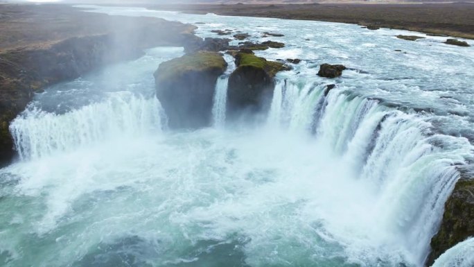 冰岛北部Godafoss瀑布鸟瞰图。