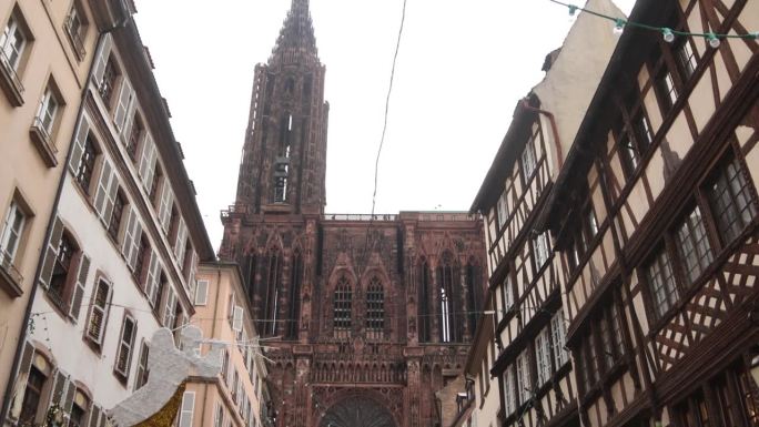 在法国斯特拉斯堡的欧洲最高的大教堂里，在欧洲的一个圣诞集市上
