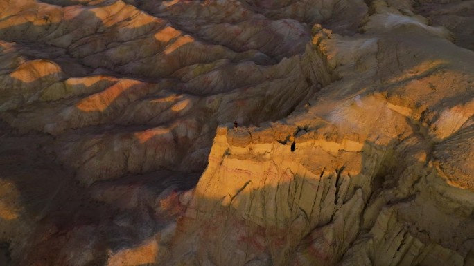 男子站在悬崖边上，察坎苏瓦尔加在蒙古-空中无人机拍摄