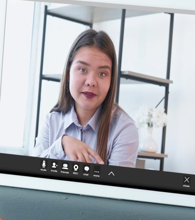 垂直视频在线介绍女子平板电脑手