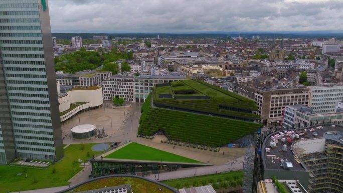 杜塞尔多夫，德国，2023年11月28日:航拍图展示了欧洲最大的绿色立面，这是一个改善城市气候的绿色