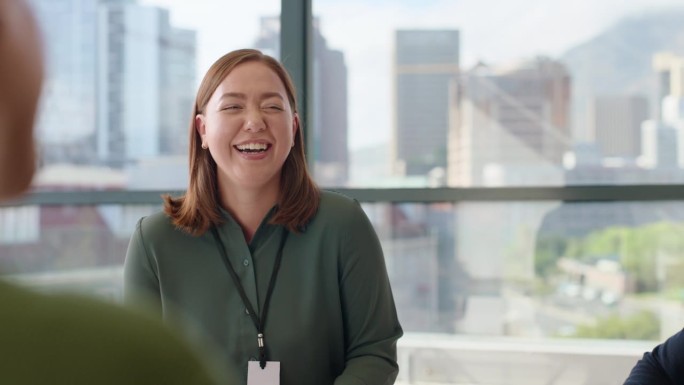 商务女性，在办公室或车间为计划、合作和有趣的演示而大笑和开会。专业工人，员工或员工在讨论和兴奋或快乐