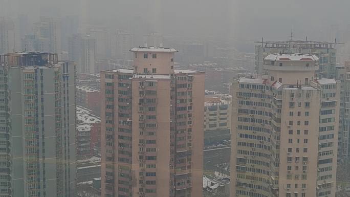 高楼远眺大雪纷飞城市银装素裹。