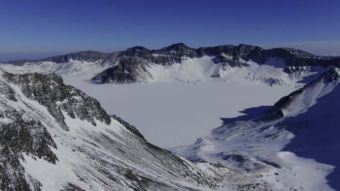 冰雪覆盖长白山天池