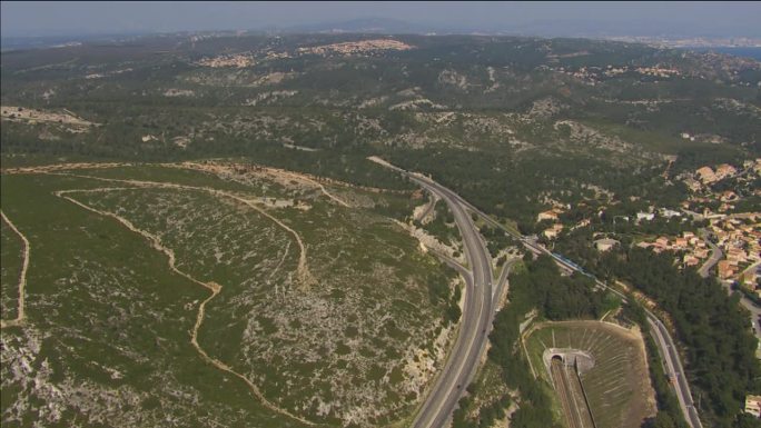 法国南部马赛市附近的高速公路鸟瞰图