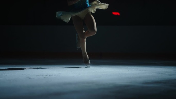 专业花样滑冰女子在冰上旋转，看腿与冰鞋，浪漫的舞蹈表演