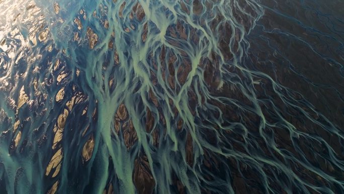 惊人的像静脉景观Kálfafell冰岛河辫。空中俯视图