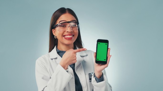 科学女性，手机和绿色屏幕，蓝色背景的医疗应用程序的点，脸和评论。医生，智能手机和模型空间与跟踪标记的