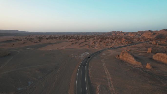 越野车在荒漠公路行驶