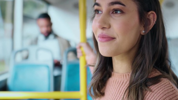 快乐的女人，旅行中的电话和公共汽车带着微笑乘坐公共交通、上下班或交流。女性携带智能手机乘坐交通工具、
