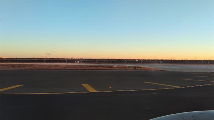 4K原创实拍清晨飞机起飞第一视角鄂尔多斯