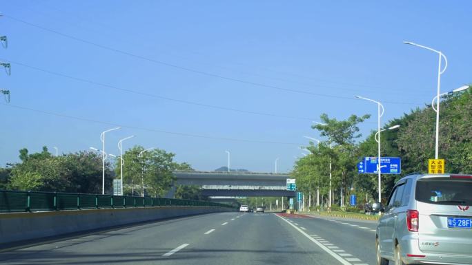 广州增城公路上行驶的汽车