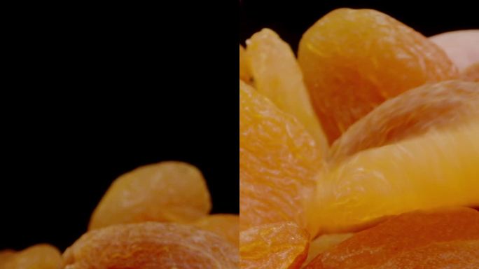 垂直视频。镜头向后移动，我把杏干收集在一起。多莉滑块极端特写。