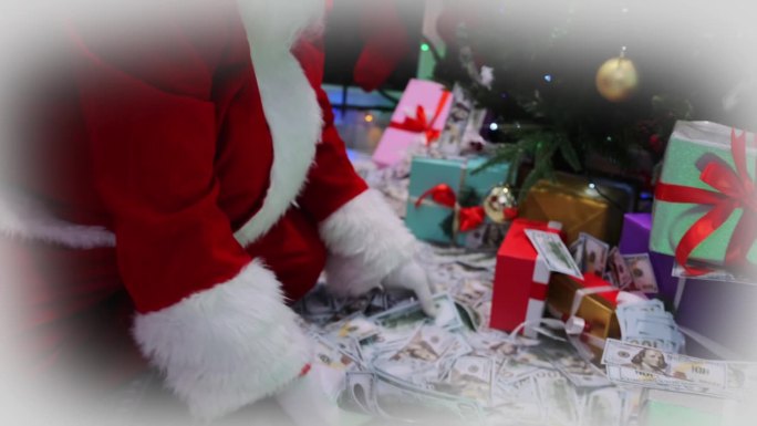 快乐的圣诞老人把一大堆钱扔向空中，把钞票散落在圣诞树周围