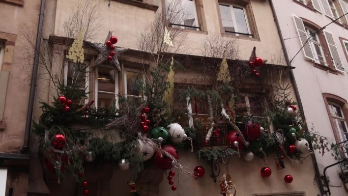 在欧洲的一个圣诞集市上，圣诞钟声和金箔装饰着欧洲街道上的店面