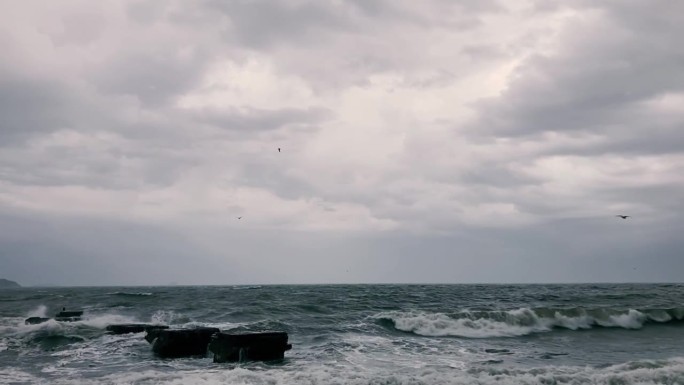 在风雨交加的日子里，海浪冲击着海岸和风