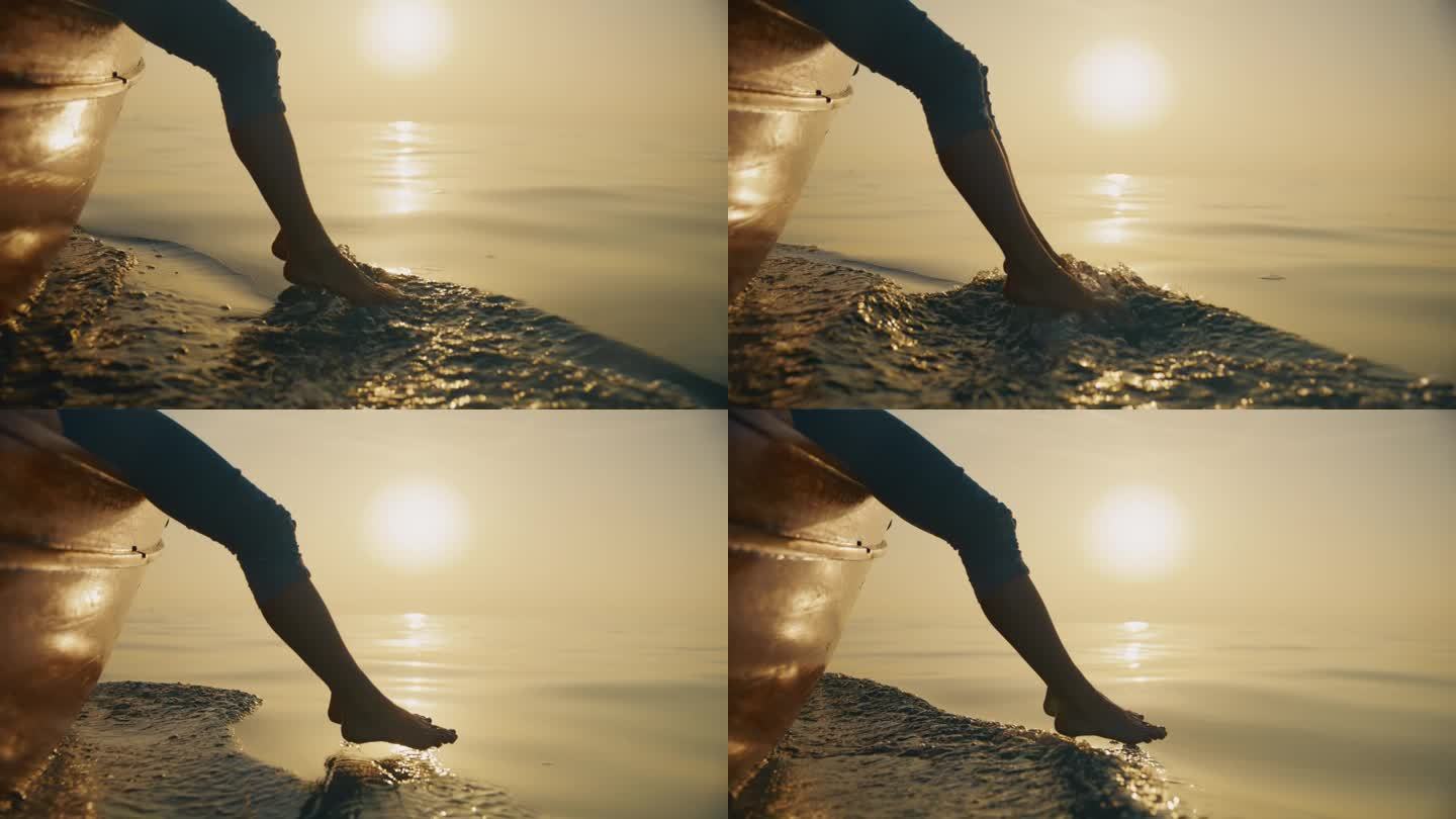 优雅的水花:日落时分，一名女子坐在一艘帆船的船头上，她的脚溅起了水花