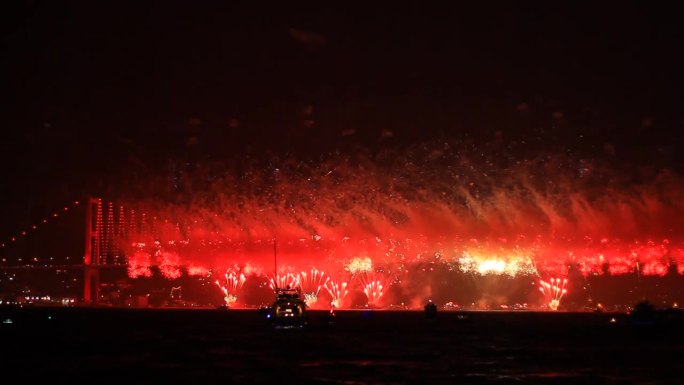 2013年10月29日，伊斯坦布尔以盛大的表演庆祝共和国成立一周年。庆祝活动
