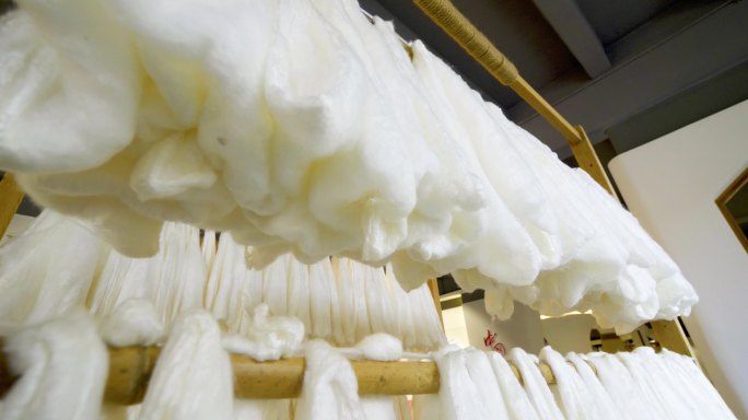 晾蚕丝缫丝车间蚕丝加工厂丝线棉线纺车纺织