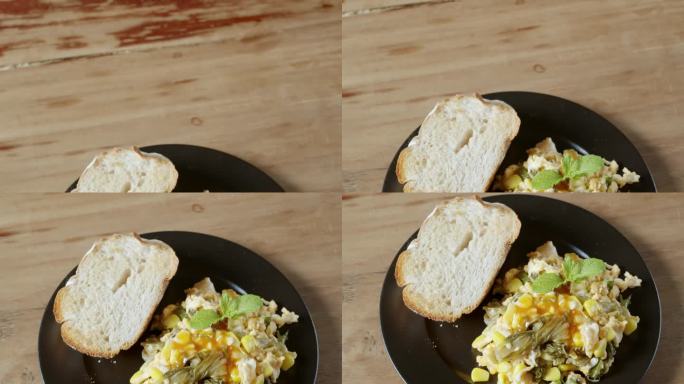 鲜葱煎蛋卷和烤面包